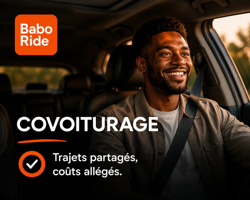 Un conducteur souriant regarde vers l'avant depuis le siège du pilote d'une voiture, baigné par la lumière du coucher de soleil.