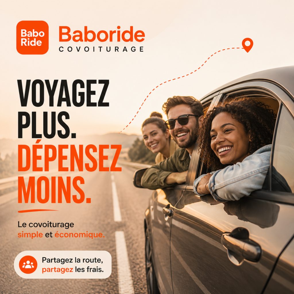 Quatre passagers souriants regardent par les fenêtres d'une voiture qui roule sur une route ensoleillée avec des montagnes en arrière-plan